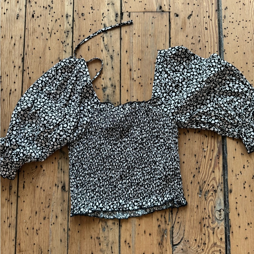 Never worn cropped blouse with poof sleeves. Dont need